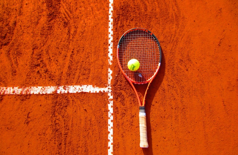 raquette sur terrain de tennis