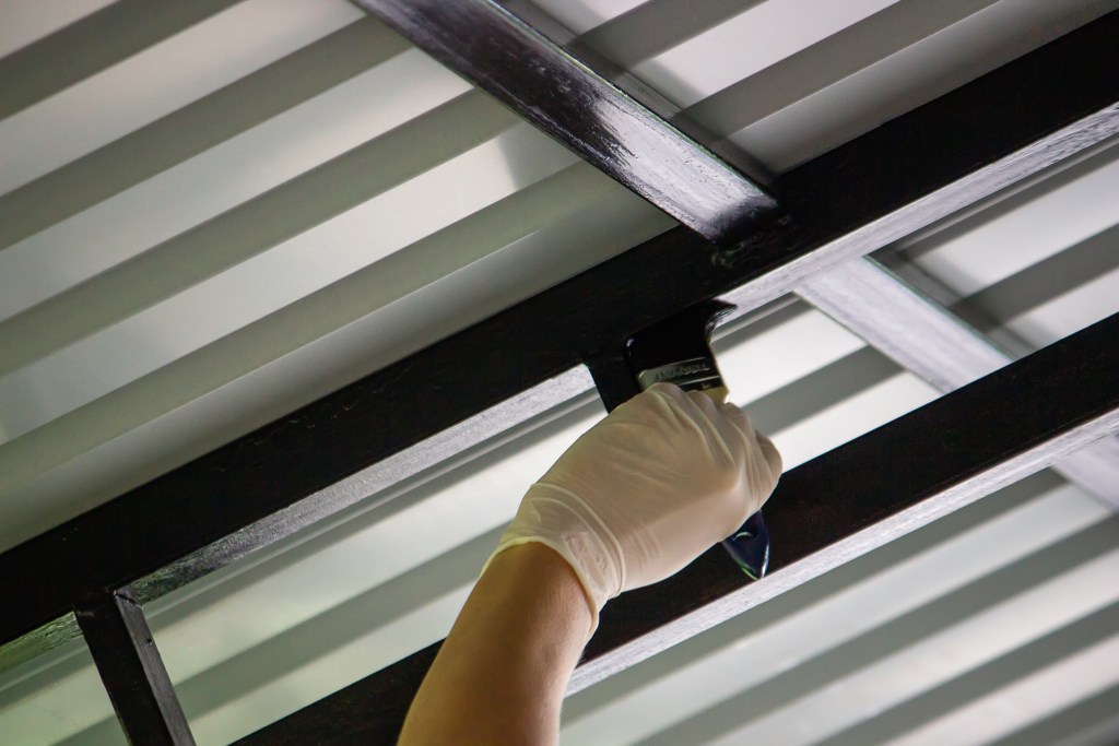 Comment bien peindre une poutre au plafond ? - Le Blog Maison
